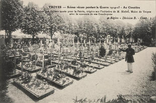 Au cimetière, tombes des soldats morts pour la patrie